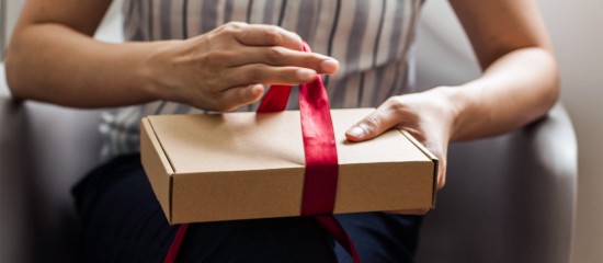 À l’approche des fêtes de fin d’année, les entreprises peuvent souhaiter offrir un cadeau à leurs principaux clients. Des présents qui obéissent à des règles fiscales spécifiques.