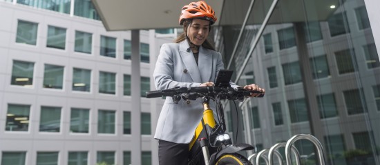 La réduction d’impôt sur les sociétés dont peuvent bénéficier les entreprises qui mettent gratuitement à disposition de leurs salariés des vélos pour leurs trajets domicile-travail est prorogée jusqu’en 2027.