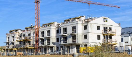 L’indice du coût de la construction, calculé par l’INSEE, traduit l’évolution des prix dans le secteur immobilier. Il sert de référence pour l’indexation des mensualités de certaines formules de prêts et pour la révision des loyers commerciaux.