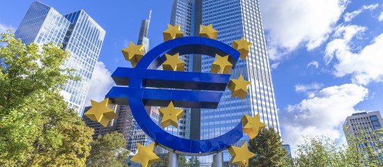 Euro short-term rate (€STR) est le taux à court terme en euros qui reflète les coûts d’emprunt au jour le jour en euros non garantis pour les banques de la zone euro.