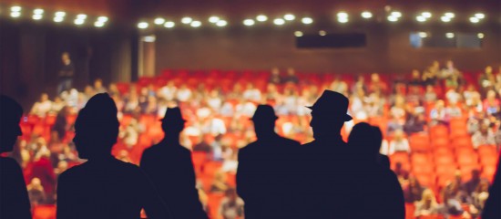 Les associations diffusant des spectacles dans des salles de moins de 300 places peuvent bénéficier d’une aide pour rémunérer les artistes et les techniciens.