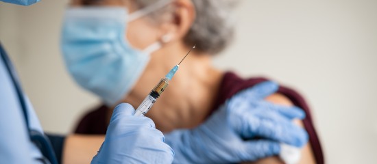 Un arrêté paru début février prévoit une valorisation pour les professionnels de santé qui participent à la campagne vaccinale contre le Covid-19, effectuée dans un cadre collectif et en dehors des conditions habituelles d’exercice.