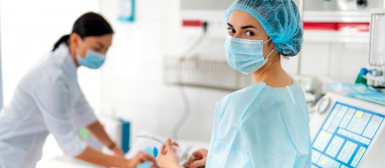 Depuis une loi de 2019, les infirmiers sont autorisés à adapter la posologie de certains traitements pour une pathologie donnée. Un décret du 3 février 2021 vient d’en préciser les modalités.