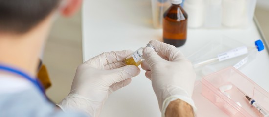 Depuis le 26 mars dernier, les infirmiers peuvent non seulement injecter les vaccins contre le Covid-19 à leurs patients, mais aussi leur prescrire eux-mêmes.