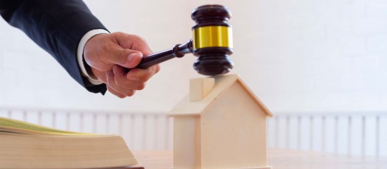 La responsabilité du notaire ayant instrumenté la vente d’un bien immobilier appartenant à une SCI sans avoir vérifié la véracité du procès-verbal d’assemblée générale de la SCI autorisant cette vente peut être engagée.