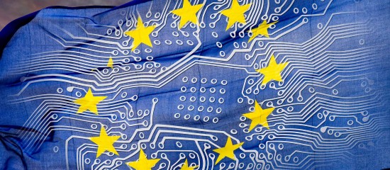 Un ensemble de lois regroupées sous le nom d’AIAct vont encadrer l’usage de l’intelligence artificielle (IA) en Europe à compter de 2025. Ainsi en ont décidé le Parlement européen et les États membres qui se sont mis d’accord sur ce sujet, une première mondiale.