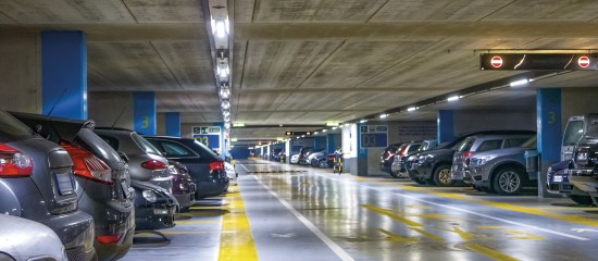 Malgré la tendance verte des grandes métropoles françaises, acquérir une place de parking peut encore être très rentable.