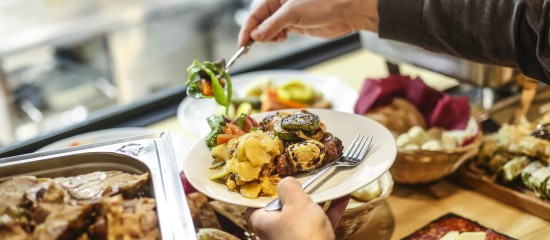 Le plafond journalier d’utilisation des titres-restaurant s’élève à 25 € depuis le 1 octobre 2022.