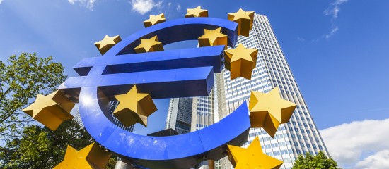 Le taux refi, fixé par la Banque Centrale Européenne (BCE) sert notamment à calculer les pénalités de retard sur les factures impayées. Le taux des pénalités de retard correspond au taux refi majoré de 10 points. Cependant, le fournisseur peut appliquer un taux différent pour les pénalités de retard, le taux choisi ne peut être inférieur à 3 fois le taux de l’intérêt légal.